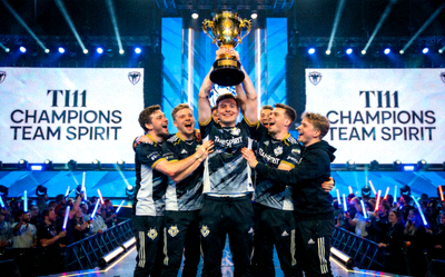 DOTA2国际邀请赛Team Spirit战队登顶捧杯场景